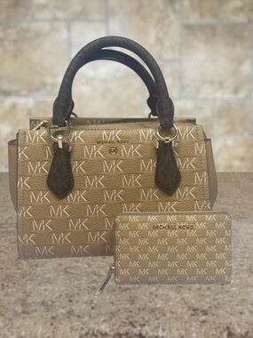 Michael Kors Marilyn Small Satchel & Wallet Set
Camel/Brown MK Signature Logo